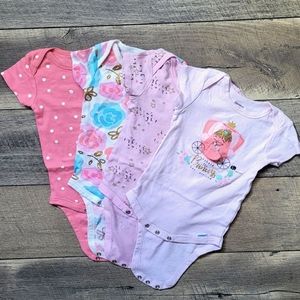 Set of 4 Gerber baby girl onesies 6-9 months